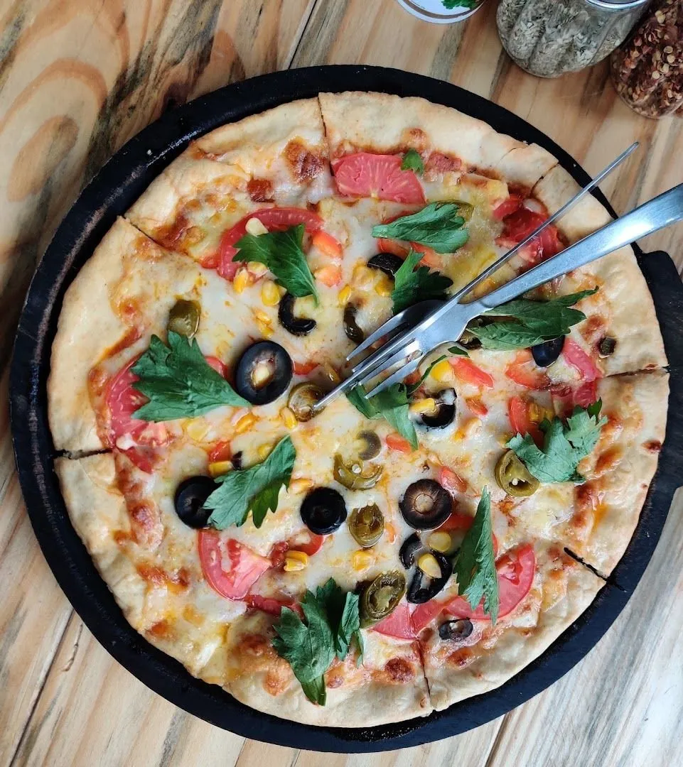 Pizza at the table at Rocky’s Café, Old Manali