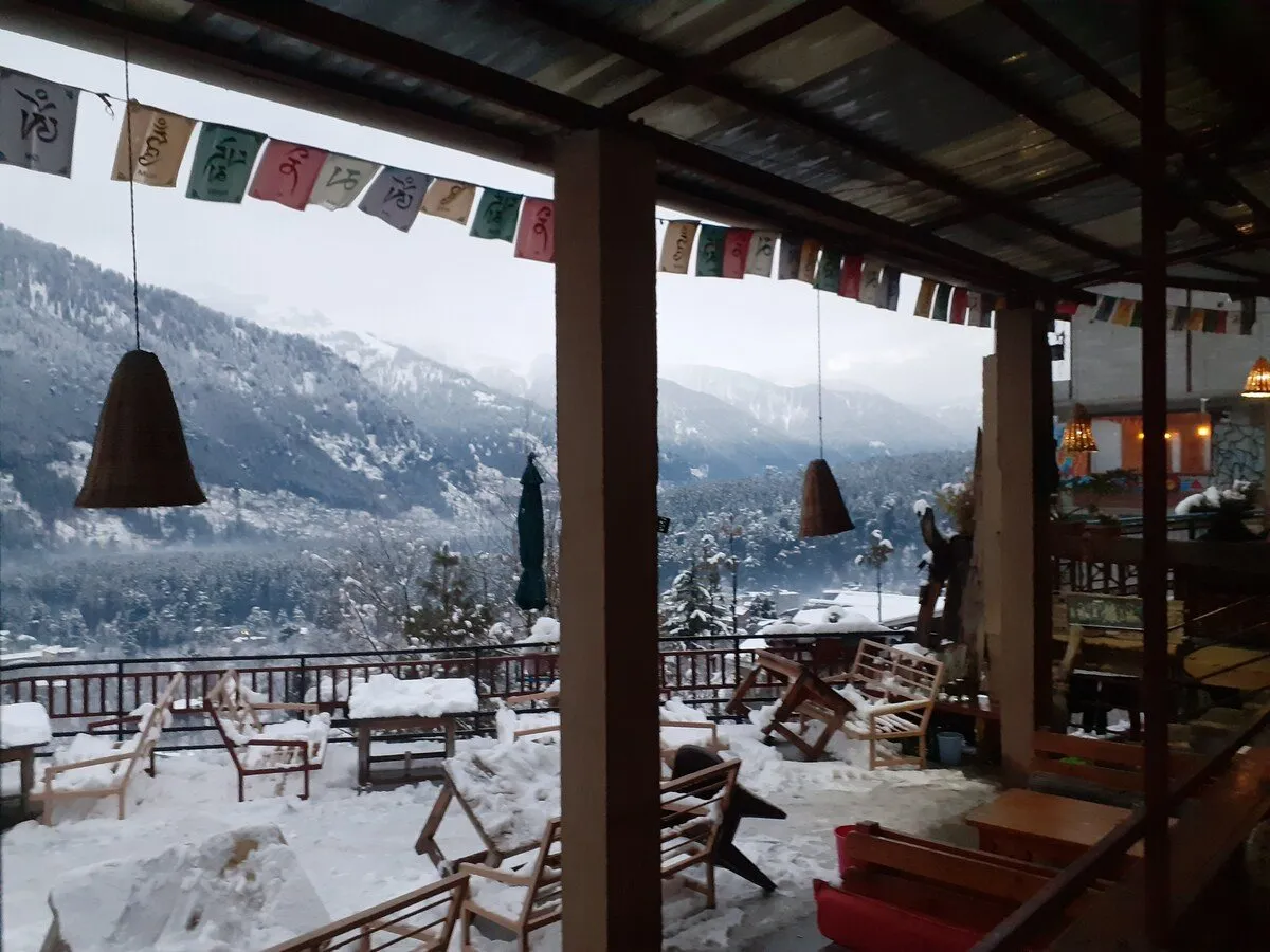 Winter on the terrace at Rocky’s Café, Old Manali