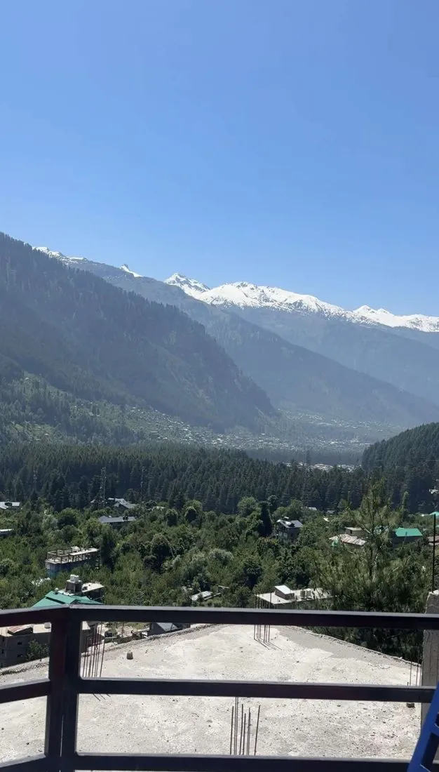 Blue skies, mountain highs at Rocky’s Café, Old Manali