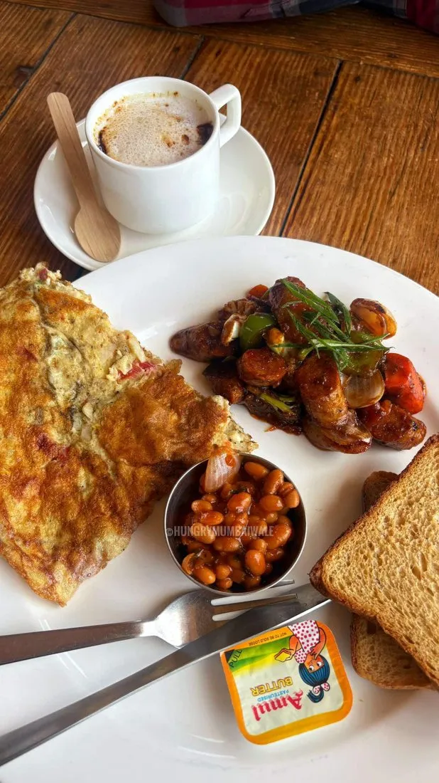 Breakfast, unhurried at Rocky’s Café, Old Manali