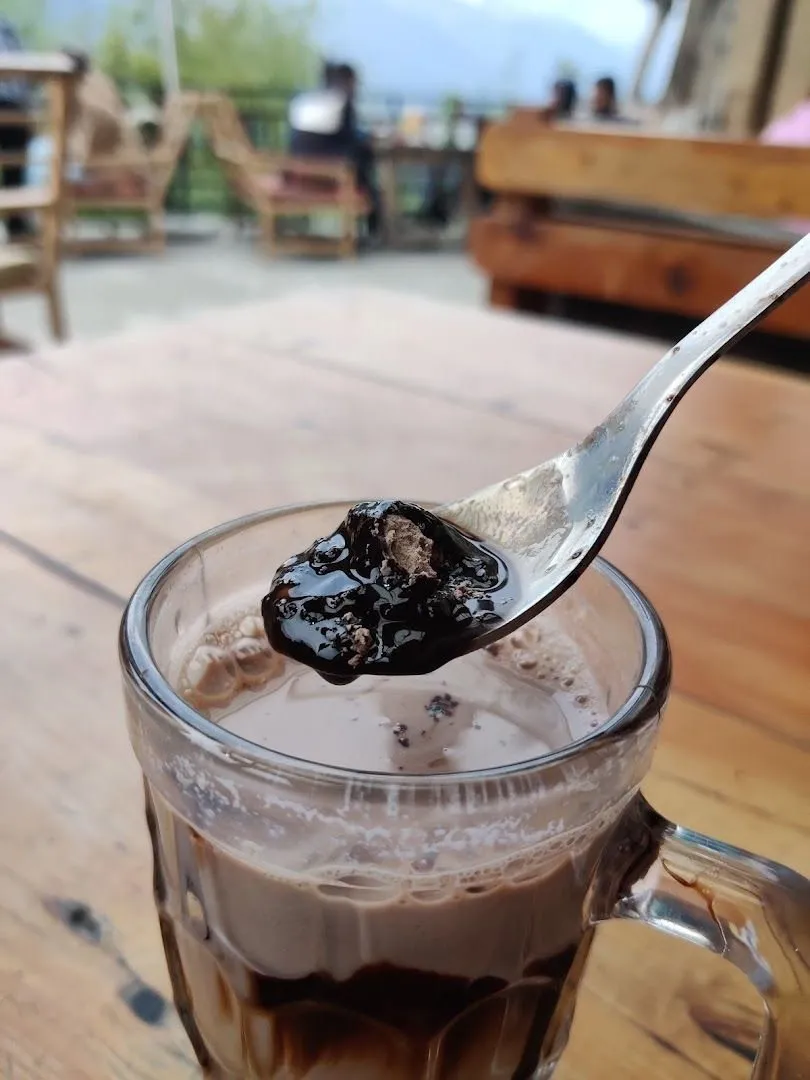 A little sweet pause at Rocky’s Café, Old Manali